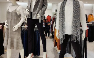 室内女生服装短视频制作，女装短视频素材
